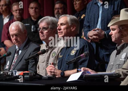 Uvalde Texas USA, 25 2022 maggio: I funzionari statali del Texas, tra cui il governatore GREG ABBOTT (in maglietta blu), tengono un briefing stampa alla Uvalde High School un giorno dopo che un uomo di 18 anni entrò nella Robb Elementary School e uccise 19 studenti e due insegnanti. Seduti da sinistra si trovano il sovrintendente della scuola di Uvalde Hal Harrell, Texas Lt. Gov. DaN Patrick, Gov. Abbott, e Texas Speaker of the House Dade Phelan. ©Bob Daemmrich Foto Stock