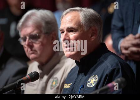 Uvalde Texas USA, 25 2022 maggio: I funzionari statali del Texas, tra cui il governatore GREG ABBOTT, tengono un briefing alla Uvalde High School un giorno dopo che un uomo di 18 anni entrò nella Robb Elementary School e uccise 19 studenti e due insegnanti. A sinistra accanto ad Abbott si trova il Lt. Gov. DAN PATRICK. ©Bob Daemmrich Foto Stock