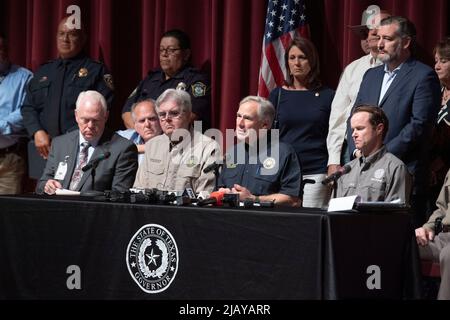 Uvalde Texas USA, 25 2022 maggio: I funzionari statali del Texas, tra cui il governatore GREG ABBOTT (in maglietta blu), tengono un briefing stampa alla Uvalde High School un giorno dopo che un uomo di 18 anni entrò nella Robb Elementary School e uccise 19 studenti e due insegnanti. Seduti da sinistra si trovano il sovrintendente della scuola di Uvalde Hal Harrell, Texas Lt. Gov. DaN Patrick, Gov. Abbott, e Texas Speaker of the House Dade Phelan. ©Bob Daemmrich Foto Stock