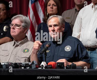 Uvalde Texas USA, 25 2022 maggio: I funzionari statali del Texas, tra cui il governatore GREG ABBOTT, tengono un briefing alla Uvalde High School un giorno dopo che un uomo di 18 anni entrò nella Robb Elementary School e uccise 19 studenti e due insegnanti. A sinistra accanto ad Abbott si trova il Lt. Gov. DAN PATRICK. ©Bob Daemmrich Foto Stock