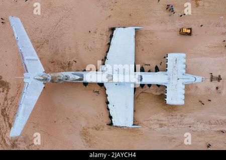 Abbandonato sovietico classe Lun ekranoplan sulla costa del Mar Caspio, vista aerea. Foto Stock