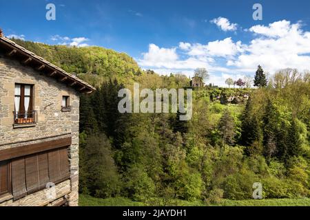 Vista sull'eremo di Santa Magdalena a Rupit, Spagna Foto Stock