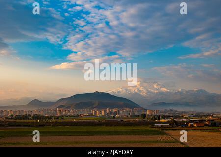 Kayseri e Monte Erciyes all'alba di mattina. Paesaggio urbano di Kayseri in anatolia centrale in Turchia con Erciyes Dagi. Foto Stock