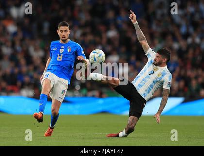 Londra, Regno Unito. 1st giugno 2022; Stadio di Wembley, Londra, Inghilterra : ConBEMOL-UEFA CHAMPIONS CUP - FINALISSIMA, Italia contro Argentina: Jorginho d'Italia sfidato da Marcos Acuna d'Argentina Foto Stock