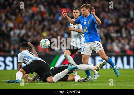 Londra, Regno Unito. 01st giugno 2022. Nicolò Barella (18 Italia) batte per il pallone (duello) durante la partita di calcio UEFA CONMEBOL Finalissima 2022 tra Italia e Argentina al Wembley Stadium di Londra, Inghilterra. Cristiano Mazzi/SPP Credit: SPP Sport Press Photo. /Alamy Live News Foto Stock