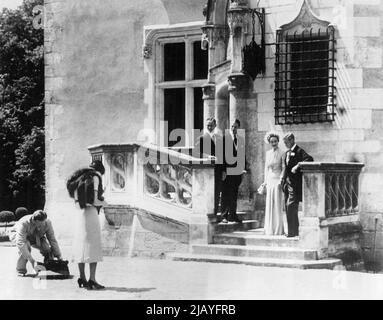 Il matrimonio di S.R.H. il Duca di Windsor in Francia: Immagini appena ricevute dall'aria del matrimonio del Duca di Windsor e la Signora Wallis Warfield, al Chateau de Cande, vicino Monts, Francia. Un gruppo felice di MR. Herman Rogers, il maggiore Metcalfe, e il duca e la duchessa di Windsor che sono fotografati sui gradini del castello. Giugno 3, 1937. (Foto di Sport & General Press Agency, Limited). Foto Stock