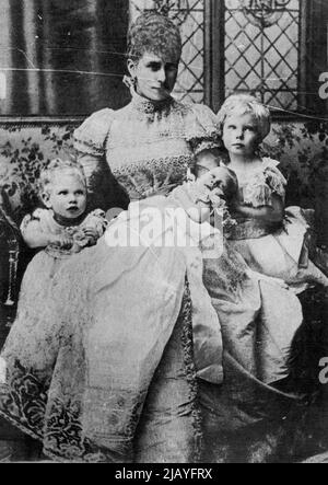 Una fotografia che è apparsa nella foto della signora per ottobre 1897 ... mostra la duchessa di York, la nostra attuale Regina, con i suoi tre figli più grandi, il Principe del Galles, la Principessa Maria e il Duca di York. Marzo 7, 1935. Foto Stock