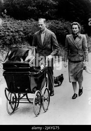 Questa insolita e informale foto del Duca e della Duchessa di Gloucester fuori per una passeggiata con il bambino e il cane è stata presa nella regione occidentale inglese. Il bambino nel gram è il principe William Henry Andrew Frederick. Luglio 12, 1943. Foto Stock