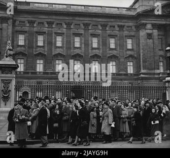 Tende disegnate a Palace - le persiane nelle finestre di Buckingham Palace, Londra, sono disegnate questa mattina, 6 febbraio, dopo la morte del re all'inizio di oggi. Folle in lutto aspettano fuori dalle porte. Febbraio 06, 1952. (Foto di stampa associata). Foto Stock