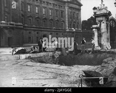 Buckingham Palace bombardato -- crateri bomba e relitti nel piazzale di Buckingham Palace. Novembre 27, 1940. (Foto di London News Agency Photos). Foto Stock