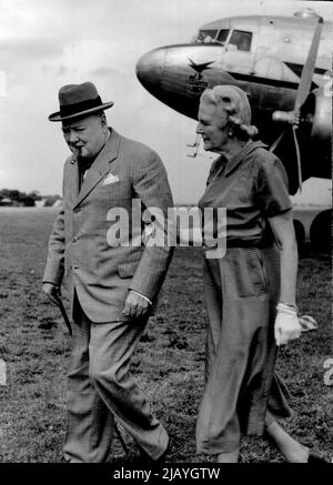 Wifely Gesture - la sig.ra Churchill afferra il braccio del marito mentre lascia l'aereo al Biggin Hill Royal Air Force Field, Kent. Il sig. Winston Churchill, ora completamente recuperato dal chill che ha contratto mentre nuotava durante il suo soggiorno in Riviera, è arrivato in aereo a Biggin Hill Airfeld, Kent, vicino alla sua casa a Westerham, dopo la sua vacanza continentale. All'arrivo fu incontrato dalla sig.ra Churchill. Settembre 01, 1949. Foto Stock