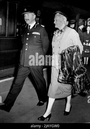 La partenza di Churchill per il Nord : Lady Churchill si vede camminare lungo la piattaforma alla stazione di Kings Cross, Londra, prima del suo viaggio verso il Nord. Era accompagnata da Sir Winston. Il primo Ministro e sua moglie celebreranno domani il loro 45th anniversario di matrimonio e parteciperanno al St. Ledger. Settembre 11, 1953. (Foto di Daily Express Picture). Foto Stock