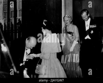 Sir Winston Churchill Entertains ***** - Sir Winston offerta ***** La porta d'ingresso del No. 10 Downing Street ***** Sono Lady Churchill e il duca di ***** . Sir Winston Churchill il lunedì ***** arrivederci ma controllare) cena partito ***** Downing Street. Ospite d'onore ***** Il duca di Edimburgo. Altri ***** E il Sig. Clement Attlee. Aprile 26, 1955. (Foto di London Express News and Features Service). Foto Stock