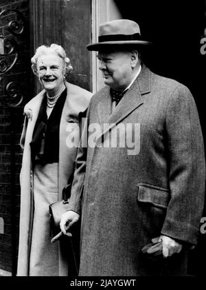 Il Premier parte per le vacanze: Lasciando No. 10, Downing Street questa mattina (Martedì) per l'aeroporto di Londra sono il Sig. E la Sig.ra Winston Churchill, che devono trascorrere una breve vacanza alla villa di Lord Beaverbrock nel sud della Francia. Settembre 09, 1952. (Foto di Reuterphoto). Foto Stock