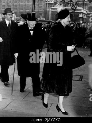 Churchill arriva per 'matrimonio dell'anno': Il Sig. E la Sig.ra Winston Churchill, qui raffigurati come arrivare a St. Margaret's, Westminster, Londra, per il matrimonio del Marchese di Blandford e la Sig.ra Susan Hornby oggi (Venerdì). I 26 anni ***** Sposo, che è capelli al ducato di Marlborough è un parente di MR. Churchill. Ottobre 19, 1951. (Foto di Reuterphoto). Foto Stock