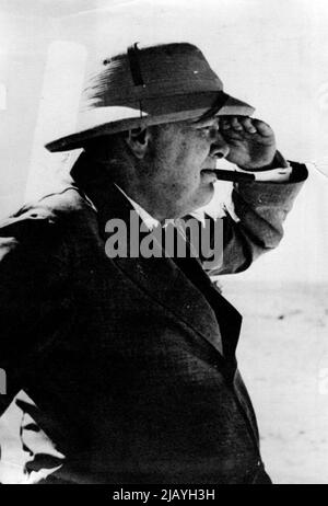 Visita del primo Ministro in Medio Oriente Sig. Churchill nel deserto occidentale: MR. Churchill guardando la posizione di Alamein. Durante il suo soggiorno in Medio Oriente, il Sig. Churchill ha fatto una visita nella zona di Alamein. Il primo Ministro ha incontrato Brigade e i comandanti divisionali, visitando un sito di armi, e ispezionando il personale delle divisioni australiane e sudafricane. Agosto 20, 1942. (Foto della fotografia ufficiale britannica). Foto Stock