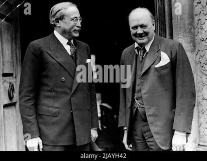 M. Blum visita il Sig. Churchill a Westerham: Il Sig. Winston Churchill (a destra) con il Sig. Leon Blum a Westerham. P. Leon Blum, il leader socialista francese ed ex Premier, che si reca a Londra per conferire con persone di spicco la questione della coscritta , ha visitato il sig. Winston Churchill, eminente politico britannico e ministro del tempo della guerra, nella sua casa di campagna a Westerham, Kent, dove è stato intrattenuto per pranzo. Maggio 10, 1939. Foto Stock