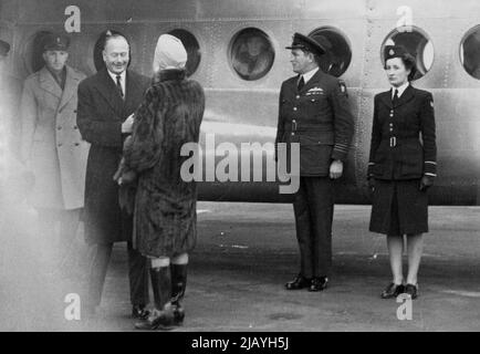 Duca di Gloucester Home -- S.R.H. il Duca di Gloucester salutato dalla duchessa di Kent al suo arrivo all'aeroporto di Londra al giorno (Giovedi). Il Duca di Gloucester, che ha ceduto il suo incarico di Governatore Generale dell'Australia per agire come Senior Counceillor di Stato mentre il Re si trova in Sudafrica, è arrivato oggi all'aeroporto di Londra, giovedì, dove il Signore Chamberlain, Lord Clarendon, lo ha incontrato a nome di sua Maestà. Gennaio 23, 1947. (Foto di Reuterphoto). Foto Stock