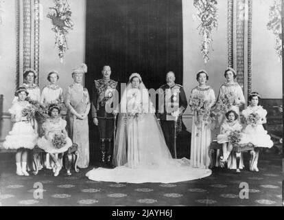 Il matrimonio di S.R.H. il Duca di Gloucester e Lady Alice Scott, sorella del Duca di Buccleuch, che ebbe luogo tranquillamente nella Cappella privata, Buckingham Palace, novembre 6th. Il gruppo nuziale dopo il matrimonio. Da L. a R Back Row:- Miss Claire Phipps, Lady Elizabeth Scott, H.M. la Regina, il duca di Gloucester, la duchessa di Gloucester, H.M. il re, Lady Angela Scott, Miss Moyra Scott. Fila anteriore. Da L. a R:- Lady Mary Cambridge, Principessa Elizabeth di York, Principessa Margaret Rose di York, Miss Anne Hawkins. Novembre 25, 1935. (Foto di Sports & General Press Agency Limited). Foto Stock