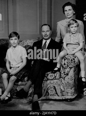 Il Duca e la Duchessa di Gloucester con i loro due figli -- le loro altezze reali a York House, St. James's Palace, con il Principe Richard (4 1/2) e il Principe William (7). Aprile 5, 1949. (Foto con fotocamera premere). Foto Stock