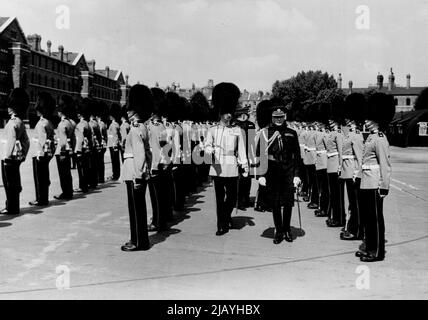 H.R.H. il duca di Gloucester è visto mentre ispeziona il 2nd Btn. Delle protezioni scozzesi a Chelsea Barracks. I Btn. Sono recentemente tornati dalla Malaya. Agosto 6, 1952. (Foto per foto del contratto della posta giornaliera). Foto Stock