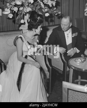 A Radiant Queen -- lo Shah di Perisa e la Regina Soraya hanno ricevuto ospiti appositamente invitati al Savoy Hotel, Londra, il Lunedi sera. Tra i presenti c'erano il cancelliere del signore, Lord Kilmuir, il signor Harry Crookshank, ministro del capo, la bella regina Soraya era il centro di attrazione. Le donne ne discutono e gli uomini la ammirarono. Agosto 22, 1955. (Foto di Daily Express). Foto Stock