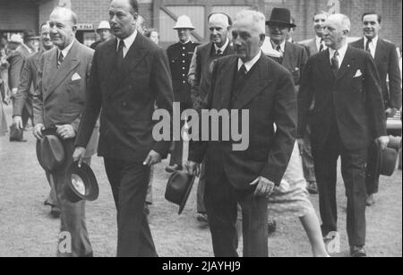 2nd Test -- il Duca di Gloucester con il Premier MR. McKell all'estrema sinistra arrivando al campo di cricket per vedere i 2nd giorni di gioco della prova. Dicembre 15, 1946. (Foto di Frank Albert Charles Burke/Fairfax Media) Foto Stock