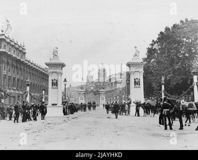 Incoronazione di S.M. re Edoardo VIII -- guardando su Whiteball dopo la processione di incoronazione del compianto re Giorgio e della regina Maria. Giugno 22, 1911. (Foto di Sport & General Press Association Limited). Foto Stock