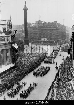 L'incoronazione di re Giorgio VI e della regina Elisabetta. Scene in Trafalgar Square -- il R.N., il R.N.R., e il R.N.V.R., nella processione passando la colonna di Nelson, in Trafalgar Square, sul viaggio di ritorno. Maggio 12, 1937. (Foto di Sport & General Press Association Limited). Foto Stock