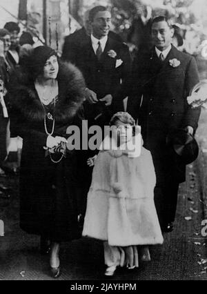 'Matrimonio di Lady May Cambridge e il Capitano Henry Abel Smith alla Balcombe Village Church, Sussex. Il duca e la duchessa di York con la principessa Elisabetta, sirena, che partiva dopo la cerimonia. Ottobre 24, 1931. (Foto di Photopress) Foto Stock