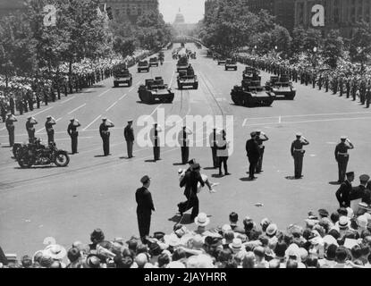 T.M. Il re e la regina nella capitale degli Stati Uniti -- la scena come le loro Majesties passarono su Pennsylvania Avenue sul loro senso alla Casa Bianca. Una delle tante vittime delle ondate di calore nelle folle enormi è visto essere trasportato fuori. Il caldo formidabile ha causato centinaia di casi di collasso. Il Re e la Regina hanno ricevuto un grande benvenuto a Washington, capitale degli Stati Uniti. Giugno 13, 1939. (Foto di Sport & General Press Agency, Limited). Foto Stock