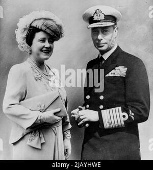 Il Royal Silver Wedding -- questa speciale immagine di nozze d'argento se le loro Majesties mostra H.M. il Re nell'uniforme dell'Ammiraglio della flotta con le insegne del pilota. Le loro Maestà il Re e la Regina parteciperanno al servizio del Ringraziamento nella Cattedrale di San Paolo in commemorazione del 25th. Anniversario delle loro nozze lunedì 26th aprile. Accompagnato dalla principessa Elisabetta e dal Duca di Edimburgo, e dalla Principessa Margaret, e con una scorta sovrana di Household Cavalry, il Re e la Regina lasceranno Buckingham Palace intorno alle 11:00 e si dirigeranno verso la cattedrale. Marzo 22, 1948. Foto Stock