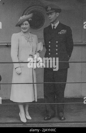 Visita reale in Irlanda del Nord -- il re e la regina, il segretario di casa Herbert Morrison dietro il palo. Ottobre 19, 1942. (Foto di Topical Press). Foto Stock