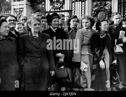 Folle ansiose al Palace -- Notizie dell'imminente operazione del Re del 1951 ha portato una grande folla al Bulletin Board fuori di Buckingham Palace questa mattina, settembre 22. Settembre 23, 1951. (Foto di stampa associata). Foto Stock