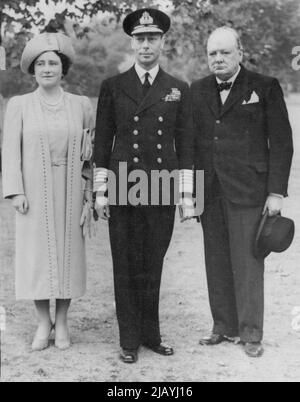 Nazi Raiders Bomb Buckingham Palace -- il Re e la Regina con il primo Ministro fotografato nei giardini di Buckingham Palace, dopo aver ispezionato i danni ***** . Novembre 11, 1940. (Foto di Keystone Press Agency Ltd.). Foto Stock