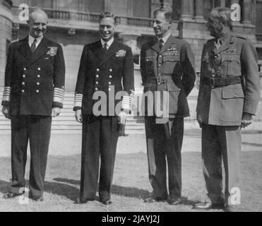 Il Re riceve i Chiefs di servizio a Buckingham Palace: Il Re con i Chiefs di servizio a Buckingham Palace. Da sinistra a destra: Ammiraglio della flotta Sir Andrew Cunningham, First Sea Lord e Capo dello Stato maggiore Navale; sua Maestà; Marshall del R.A.F. Sir Charles Portal, Capo dello Stato maggiore dell'aria, e Field Marshall Sir Alan Brooke, Capo dello Stato maggiore imperiale. Dopo l'apertura del nuovo Parlamento, sua Maestà ha ricevuto i capi di servizio e i ministri del gabinetto a Buckingham Palace. Agosto 15, 1945. (Foto di Planet News Ltd.). Foto Stock