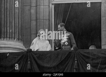 Royal Silver Wedding -- Aprile 26th 1923. Il Duca e la Duchessa di York, in seguito a regnare sul Commonwealth britannico delle Nazioni, riconoscono l'acclamazione di fedeli cittadini dal balcone di Buckingham Palace dopo il loro matrimonio. Sua Maestà indossa la divisa di abbigliamento completa della Royal Air Force. Un viaggio di Stato da Buckingham Palace alla Cattedrale di St. Paul per uno speciale servizio commemorativo celebrerà il venticinquesimo anniversario delle nozze delle loro maestà il Re e la Regina lunedì 26th aprile. Aprile 17, 1948. (Foto con foto Extra-Contract). Foto Stock