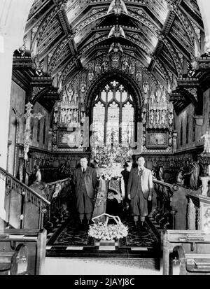 Re si trova nello Stato di Sandringham - Casket contenente il corpo di re Giorgio VI è affiancato da quattro giocatori di gioco con camicia verde come si trova nella Chiesa di Santa Maria Maddalena nella tenuta reale di Sandringham. Febbraio 20, 1952. (Foto di AP Wirephoto). Foto Stock