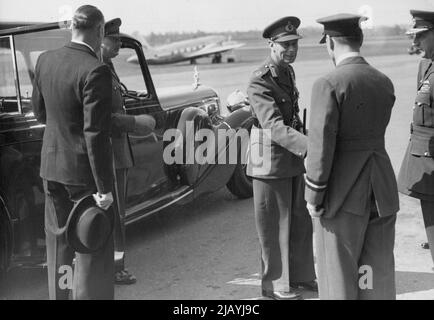 Il re si fiuta al funerale di Lord Harewood - sua Maestà, nell'uniforme di Field Marshal è salutato all'arrivo a Northolt questa mattina. Uscendo dalla macchina si trova H.R.H. il Duca di Gloucester, che ha accompagnato il Re ad Harewood. Sua Maestà il re lasciò Northolt per via aerea questa mattina per il funerale a tutti i Santi, Harewood, nei pressi di Leeds, di suo cognato, Lord Harewood, Marito della Principessa reale. Maggio 24, 1947. (Foto di Reuterphoto). Foto Stock