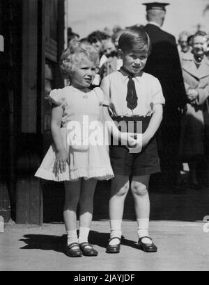 I viaggiatori esperti -- due bambini molto composti arrivano a Ballater Station, oggi. Sono il principe Carlo e la principessa Anne - la loro vacanza scozzese è terminata - che ha motato da Balmoral alla stazione per prendere il treno notturno, London-bound. Il principe Carlo, maniche corte e con un grande perno, si alza con le dita leggermente aggrappate davanti a sua sorella Anne che indossa un abito estivo a maniche corte. Giugno 01, 1964. (Foto di Daily Express). Foto Stock