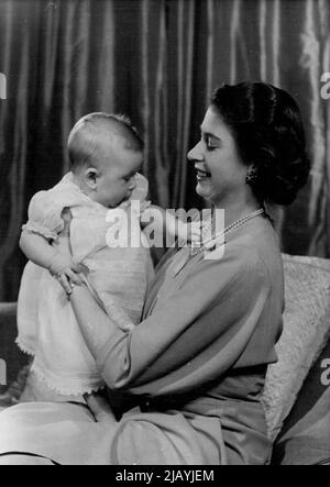 Principessa Elisabetta e Principe Carlo : prima fotografia informale della principessa Elisabetta in gioco con il figlio. La foto è stata scattata nel salotto privato della principessa Elizabeth a Buckingham Palace. Sua altezza reale è vestita in grigio colomba. Aprile 9, 1949. (Foto di Barone, Camera Press). Foto Stock