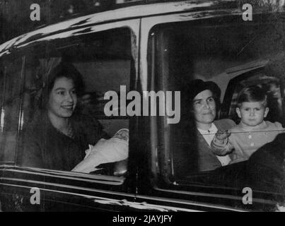 Il principe Charles Waves come Famiglia parte per la principessa Balmoral Elizabeth e il principe Charles (ondeggiando) mentre l'automobile lascia la Clarence House Londra, per la stazione di croce del re stasera. Nurse lightbody regge il Principe Carlo. La principessa Elisabetta detiene la principessa Anne. La principessa Elisabetta e i suoi due figli - il Principe Carlo e la Principessa Anna (nata il 15 agosto) - sono partiti da Londra questa sera (domenica) per unirsi al Re e alla Regina a Balmoral in Scozia. Il viaggio è in treno dalla stazione di King's Cross. La Principessa Elisabetta rimarrà al Balmoral per tre settimane. Si è in aereo per unirsi al Duca di Edimburgo a Malta al Duca Foto Stock