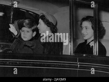 Partenza della famiglia reale per Sandringham : la Regina e i suoi figli, il Principe Carlo e la Principessa Anna, accompagnati dalla Principessa Margaret (a destra) che arrivano in auto alla stazione di King's Cross al giorno in cui partirono per trascorrere il Natale a Sandringham. La regina Mary partì anche per Sandringham nel treno reale. Si uniranno al Duca di Edimburgo, che è già a Sandringham. Dicembre 22, 1952. Foto Stock