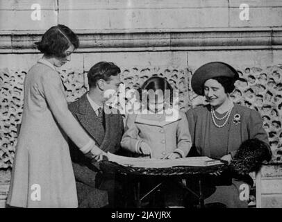 Il Re e la Regina mostrano la loro strada per il Tour Nord America - il Re e la Regina che mostrano il loro percorso per la Principessa Elisabetta (in piedi) e la Principessa Margaret nei giardini del Palazzo. Seduti al sole nei terreni di Buckingham Palace, con una grande mappa che si estende davanti a loro, il Re e la Regina indicarono alla Principessa Elisabetta e alla Principessa Margaret il loro percorso durante la visita in Canada e America il mese prossimo. Aprile 25, 1939. Foto Stock