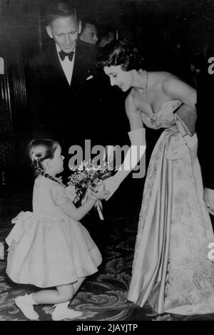 La principessa Margaret accetta un bouquet da Little Susan Thorne alla prima di Londra del film Dambusters la scorsa settimana. Il film è basato sullo scrittore australiano, Paul Brickhill, il libro delle incursioni della RAF sulle dighe della Ruhr. Maggio 25, 1955. (Foto della Press Ltd. Associata). Foto Stock