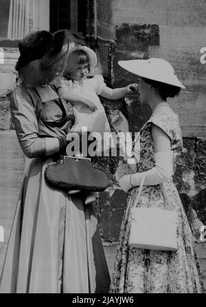 Coronation Maid of Honor Weds -- la principessa Margaret chiacchierando ad uno dei piccoli ospiti al matrimonio. Lady Rosemary Spencer-Churchill (23) figlia del Duca di Marlborough, che era una delle camerate d'onore della Regina all'incoronazione, è stato sposato questo pomeriggio con il Sig. Robin Muir (28) da Bracknell (Berks), un mediatore cittadino. Il matrimonio di oxford alla cattedrale di Cristo e il successivo ricevimento al Blenheim Palace hanno visto la presenza della Regina Madre e della Principessa Margaret. Giugno 26, 1953. (Foto di Fox Photos). Foto Stock