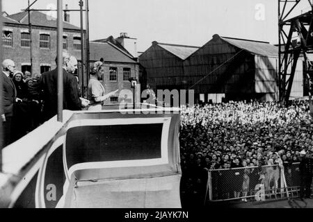 Lancio della linea passeggero-Cargo per la New Zealand Run -- la duchessa di Gloucester che esegue la cerimonia di denominazione del Rangitane. 40.000 persone - ogni dipendente della ditta è stato invitato, ha guardato la cerimonia al cuccale una volta occupato da H.M.S. Vanguard, il warshi più grande della Gran Bretagna. La duchessa di Gloucester ha lanciato oggi la nuova linea Rangitane da 19.000 tonnellate per il trasporto passeggeri al John Brown's Yard, la più grande nave dell'anno di Glydebank Glydeside, Rangitane porterà 48.000 tonnellate di carne in Gran Bretagna ogni anno. Era una sistemazione per 410 passeggeri. Giugno 30, 1949. Foto Stock