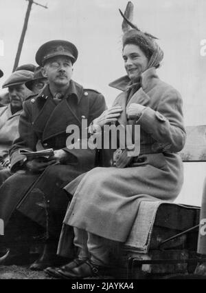 La duchessa di Gloucester visita il Bloode Fenland britannico: Indossando un cappello affascinante e rivestito di stivali impermeabili, la duchessa di Gloucester viaggia, lungo il ***** Del fiume di ispezionare il divario vicino alla terra, Ely, Cambs oggi, marzo 30. Il gap è stato sigillato con successo dagli ingegneri dell'esercito che hanno bloccato la rottura con carri armati anfibi 'Neptune'. Il Lt. Col. Morling, uno degli ufficiali responsabili del sigillo della violazione, accompagna la Duchessa. Marzo 30, 1947. (Foto di stampa associata). Foto Stock