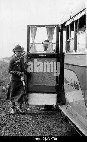 Duca e Duchessa di Gloucester a Grouse Shoot: La duchessa di Gloucester a bordo di un autobus privato per andare a pranzo dopo la mattina di sparare a Saddleworth Moors, Yorkshire. Agosto 13, 1937. (Foto di Topical Press). Foto Stock