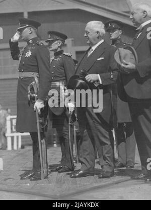 Visita reale Fremantle Giovedi il duca scalda a Fremantle e riconosce immediatamente il saluto reale. H. R. H. Duca di Gloucester, il generale maggiore Howard Vyse, Sir James Mitchell (governatore tenente) e il tenente Schreiber, e Sir John Northmore (capo della giustizia). Ottobre 08, 1934. Foto Stock